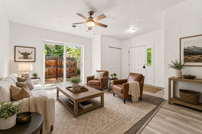Building Photo - 3 Bedroom 1 bath Duplex available in Loveland