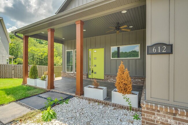 Building Photo - "Classy 3-Bed Oasis with Granite Touches &...