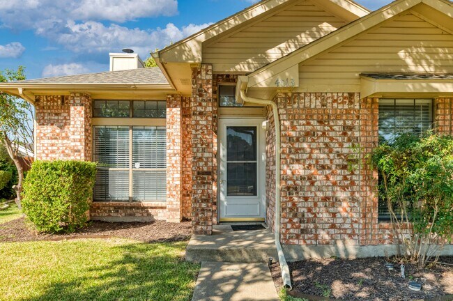 Building Photo - Charming 3 Bedroom Home