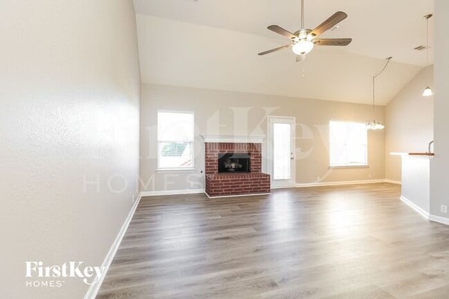 Building Photo - 4006 Summit Dr