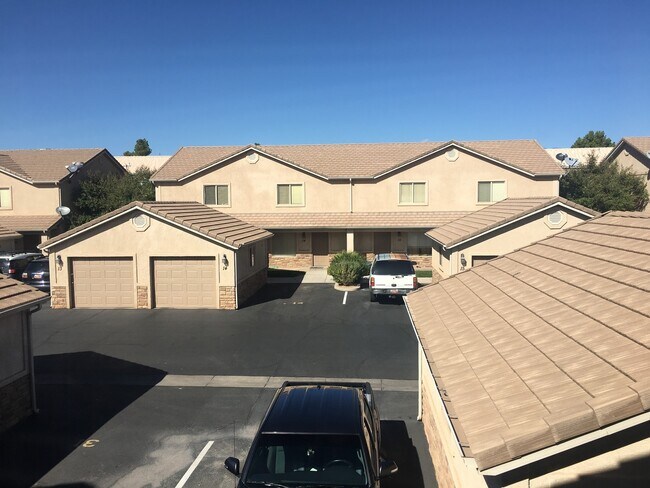 Building Photo - Beautiful Skyhawk Town Home, 1 car garage.