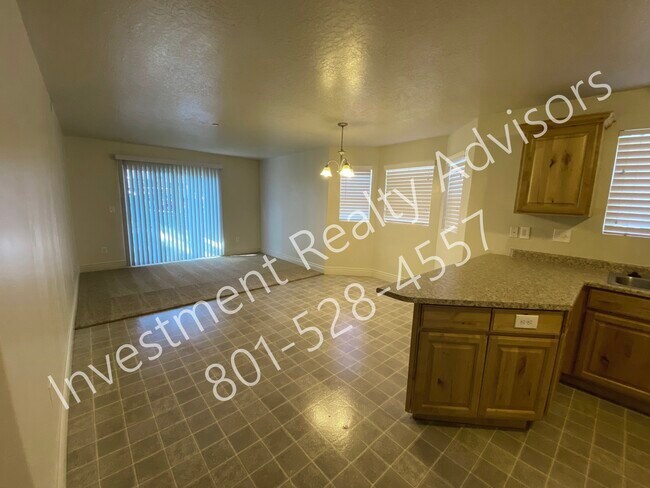 Building Photo - Three Bedroom Condo in Sandy!