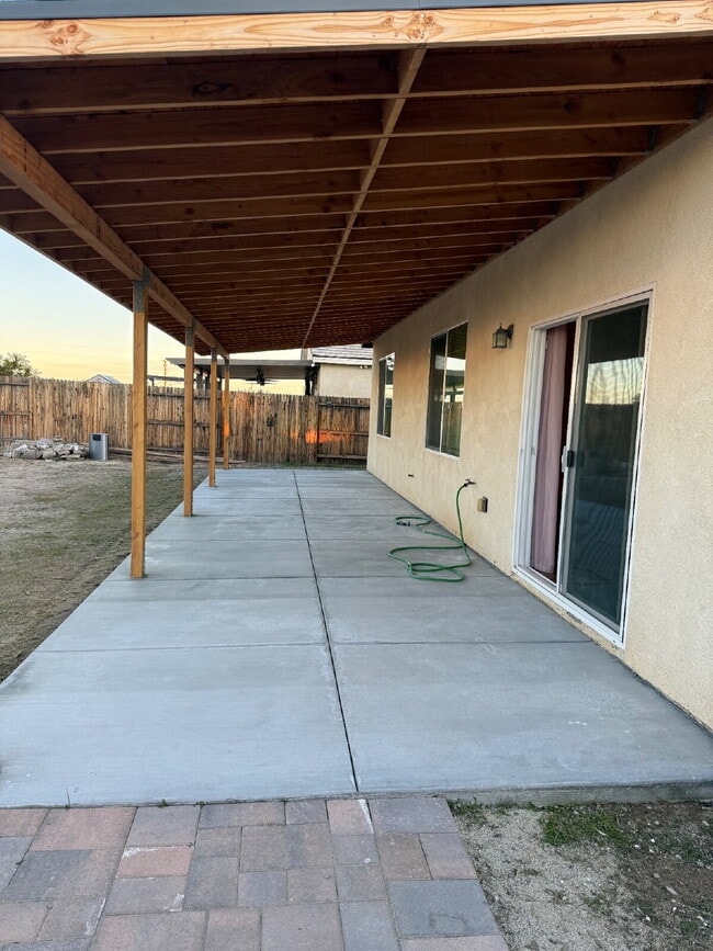 Building Photo - Solor Savings!  Beautiful modern interior with open floorplan for entertaining.  Large backyard w...