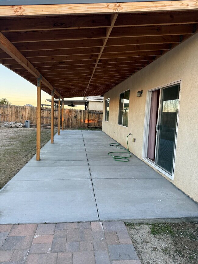 Foto del edificio - Solor Savings!  Beautiful modern interior with open floorplan for entertaining.  Large backyard w...