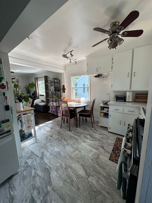 Building Photo - Single Family Home! 2 Bed 2 Bath $2250