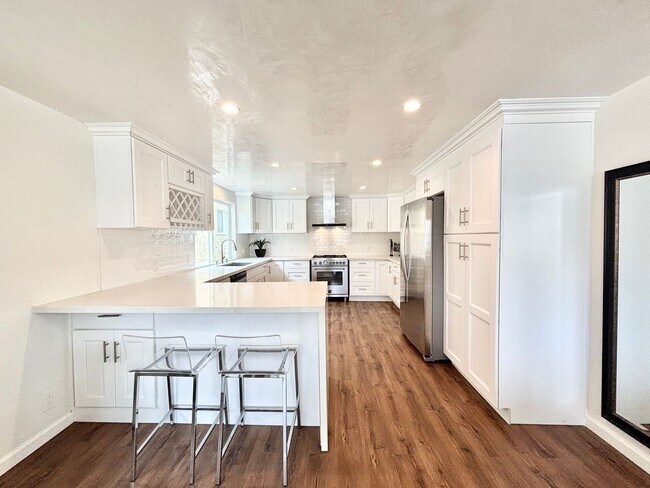 Building Photo - 113 Los Robles St