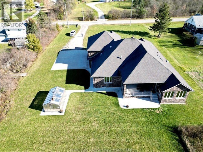 Photo du bâtiment - 7835 Broderick Rd