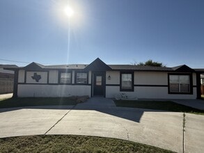 Building Photo - 3403 Thomas Ave