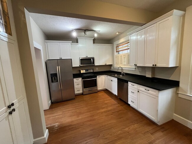 Building Photo - Blending Relaxation & Sophistication to Create the Ideal Place.