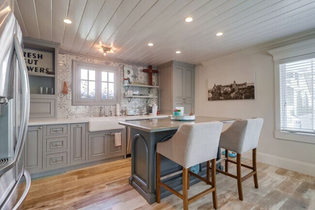 Foto del edificio - Furnished 2Bd/1Ba Apartment 2nd floor