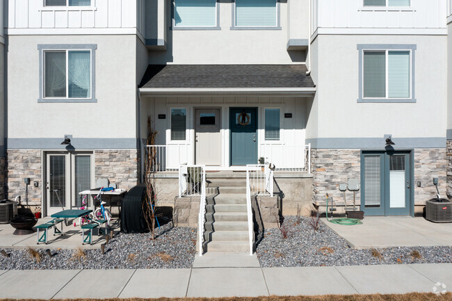 Foto del edificio - Spring Creek Townhomes