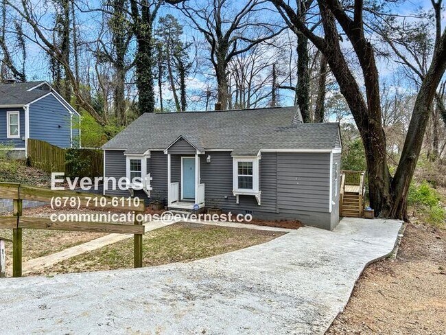 Foto del edificio - 2028 Arlington Cir NW