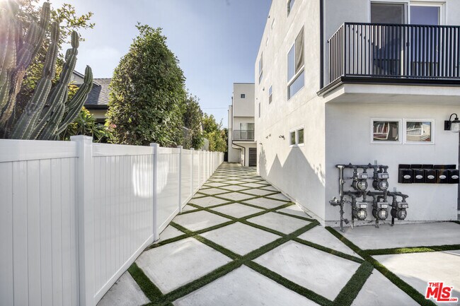 Foto del edificio - 5438 Romaine St