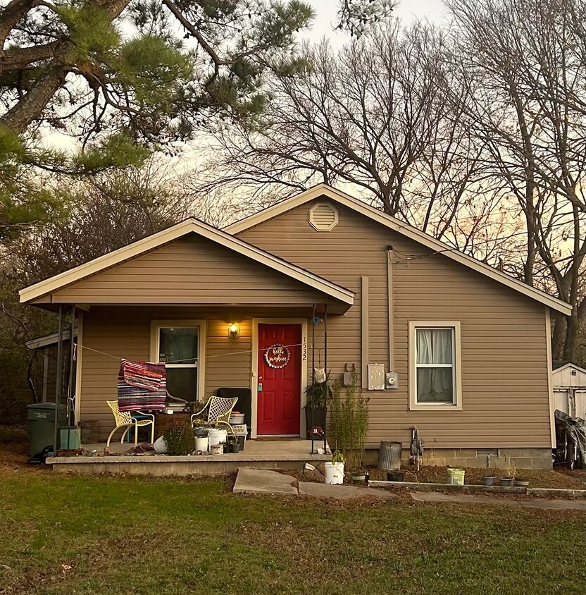 Foto principal - Beautiful 2 Bedroom 1 Bath Home ! In Heart...