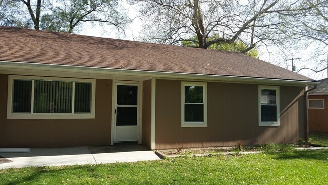 Building Photo - Great 3 bedroom 2 bath rancher at an amazi...