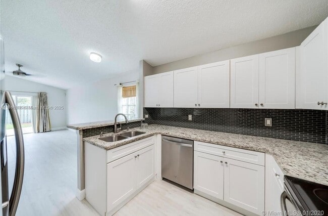 Foto del edificio - 20421 SW 1st St