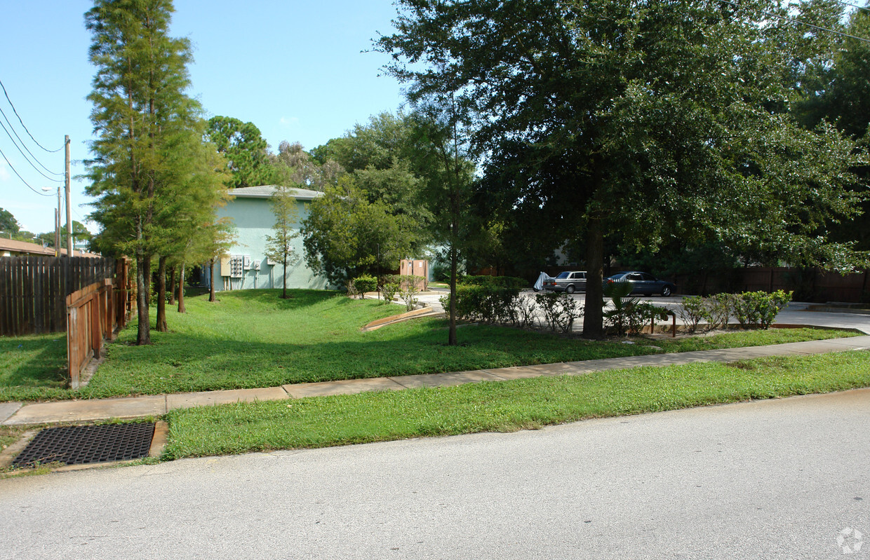 Building Photo - Shady Pines Apartments