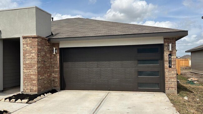 Building Photo - 6819 Amber Clf Ln