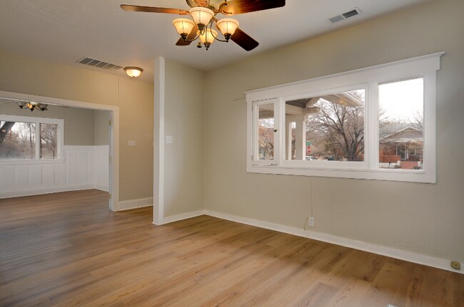 Foto del edificio - 323 13th St NW