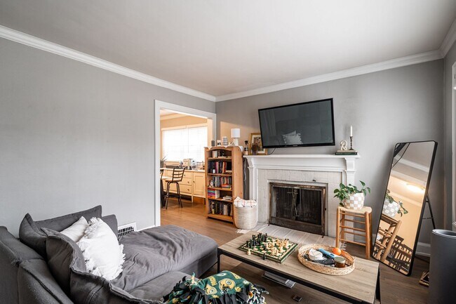 Building Photo - Shorewood Lower Flat