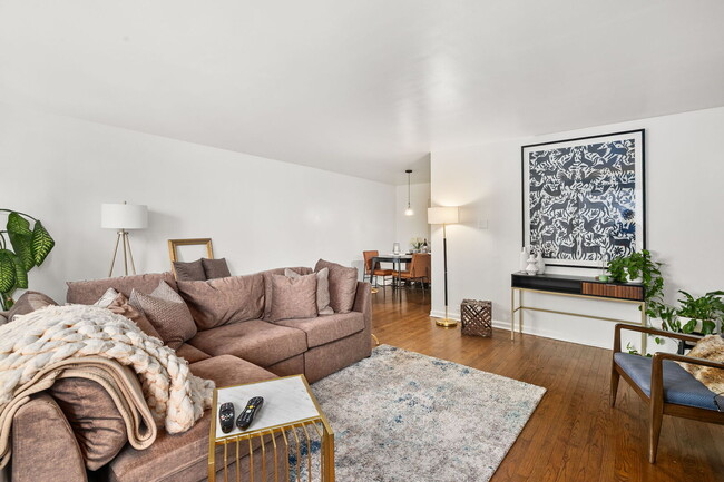 Foto del edificio - 1400 N State Pkwy