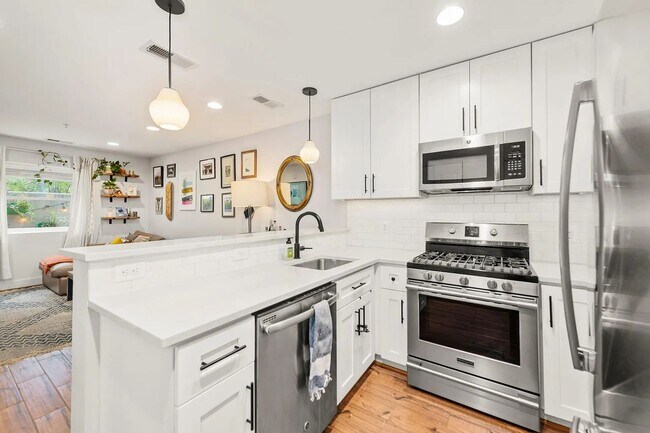 Foto del edificio - Sunny 1 bed + den 870 sq ft in heart of Pe...