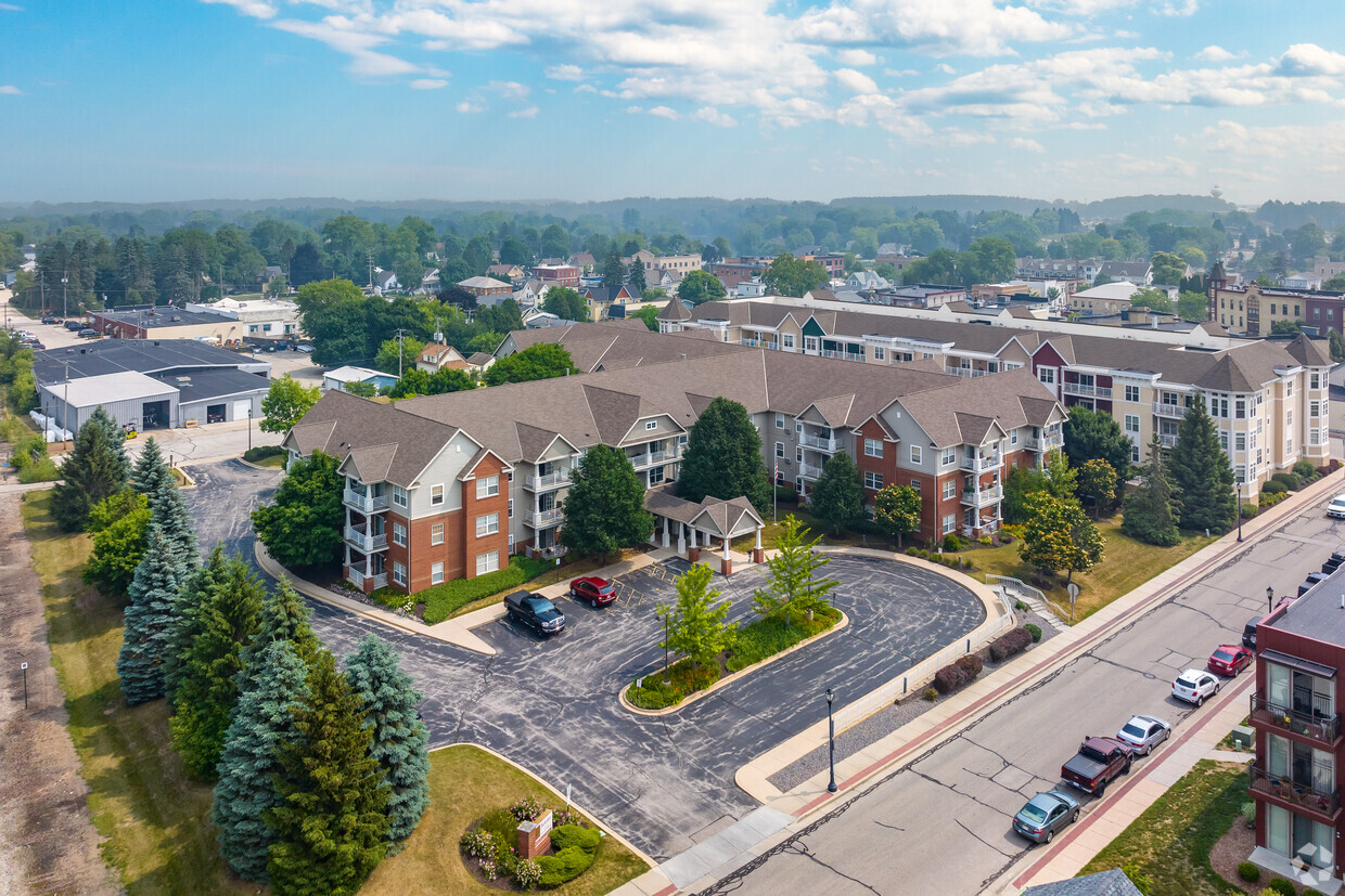 Nuestro hermoso complejo. - Berkshire Grafton Senior Apartments - 62+