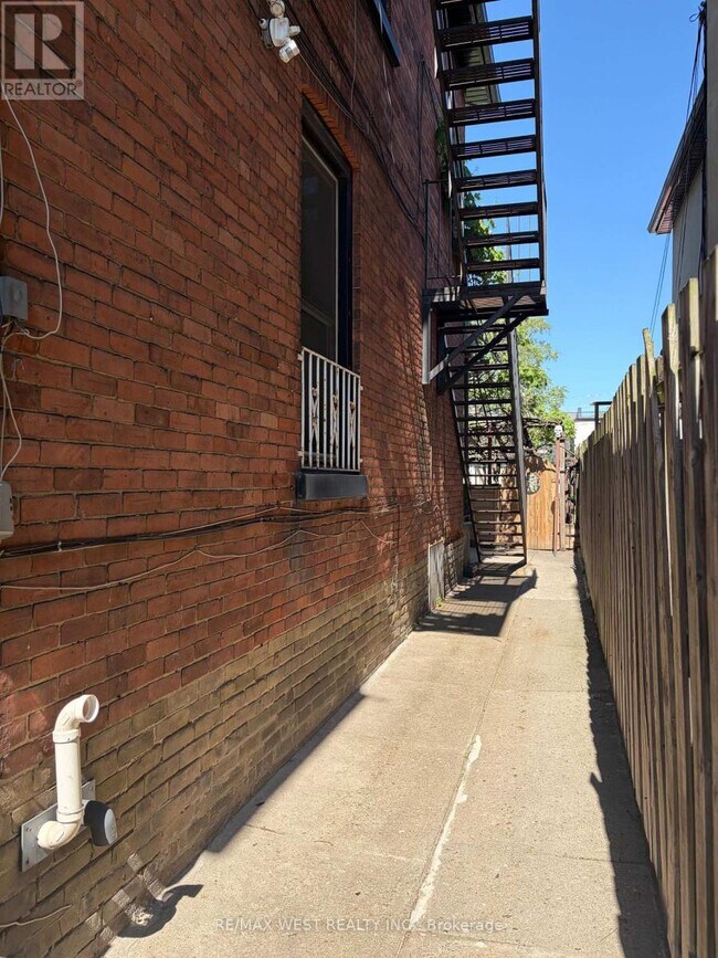 Photo du bâtiment - 247 Lansdowne Ave