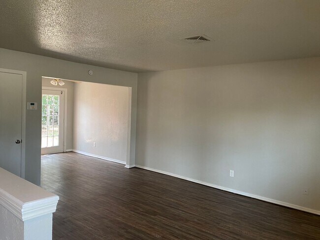 Foto del edificio - 2 bedroom 1.5 duplex with covered parking