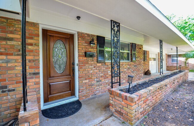 Foto del edificio - 9817 Cedardale Dr