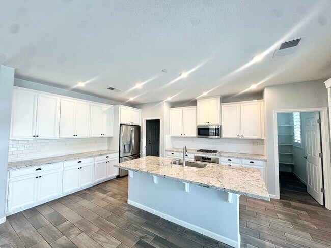 Building Photo - Stunning 5BR Home with Pool, Loft & 3-Car Garage!