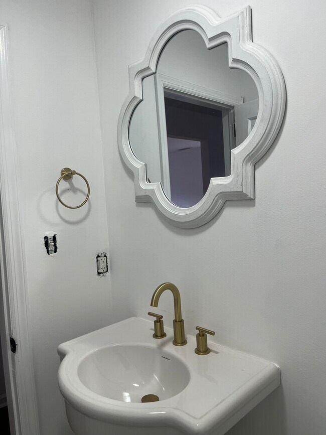 Guest bathroom - 255 Broad St