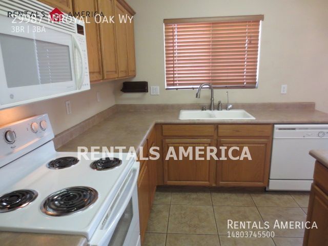 Building Photo - Beautiful Johnson Ranch home with a 3 car ...