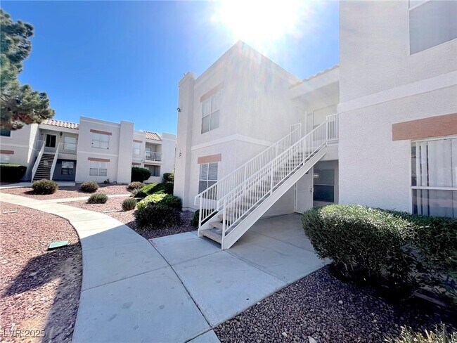 Foto del edificio - 6800 E Lake Mead Blvd