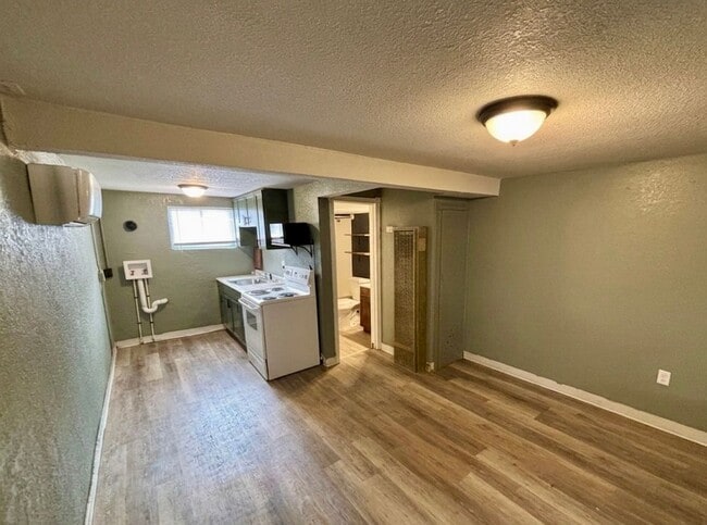 Building Photo - Updated 1 Bed 1 Bath in Central MHK