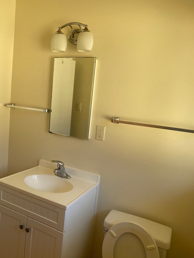 Bath with Tub/shower - 102 1/2 W Mountain St