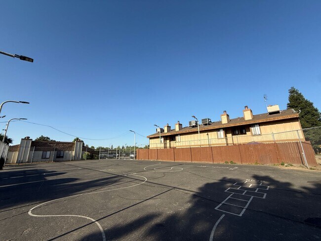 Foto del edificio - Downstairs 2 bedroom, 1 bathroom condo loc...