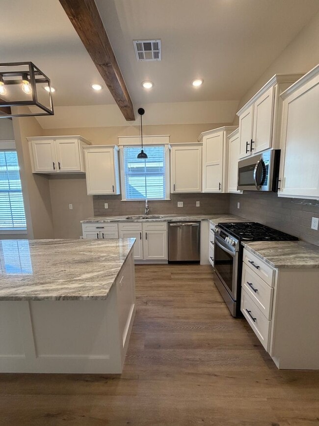 Building Photo - 428 E Will Rogers Blvd