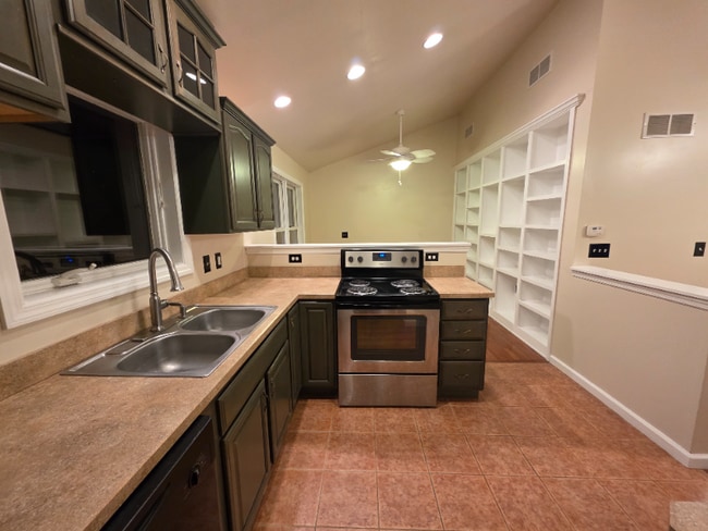 Foto del edificio - 180 Lakewood Dr