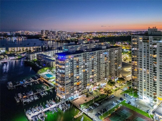 Building Photo - 18081 Biscayne Blvd