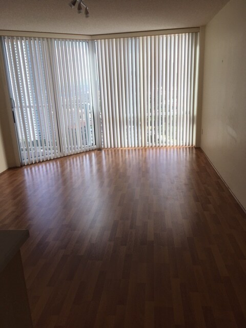 LIVING ROOM WITH FLOOR TO CEILING WINDOWS & ENTRY TO LANAI - 801 S King St