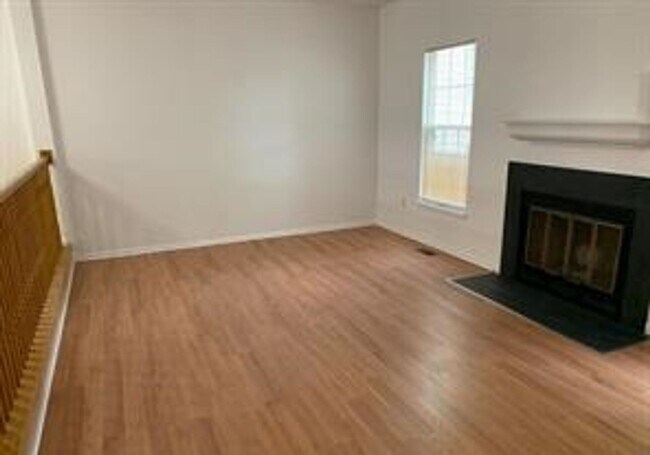 Building Photo - Very well maintained 3 bedroom 2 full 2 ha...