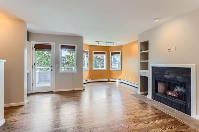 Building Photo - AMAZING LOCATION 2 Bed 2 Bath Condo In The...