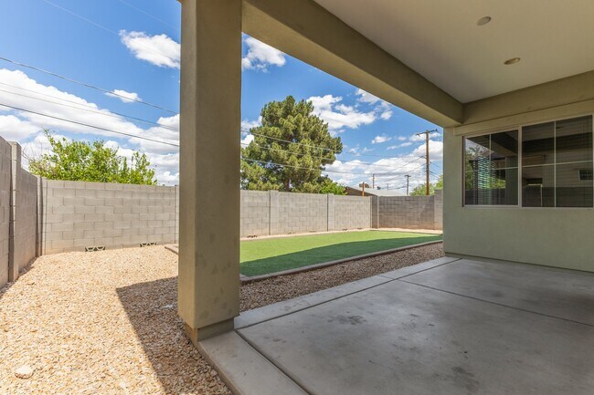 Building Photo - 2338 W Sierra Vista Dr