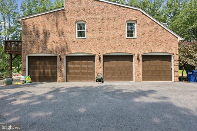 Building Photo - 10709 Shadowglen Trail