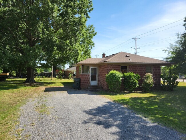 Building Photo - 1324 Mt Gallant Rd