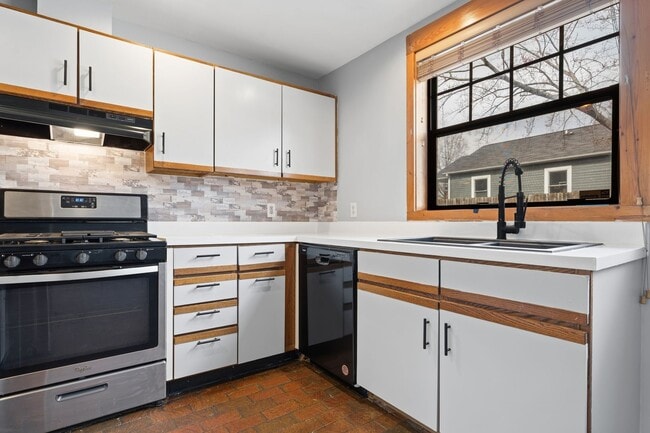 Building Photo - Heart of Durham 3 bed, 2.5 bath townhome blends charm, comfort & convenience