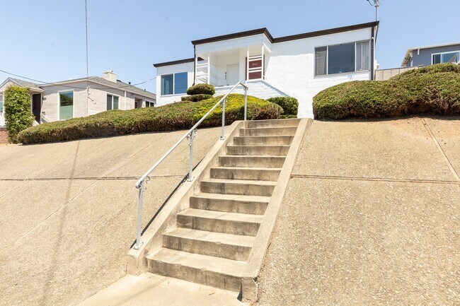 Building Photo - 860-862 Grand Ave