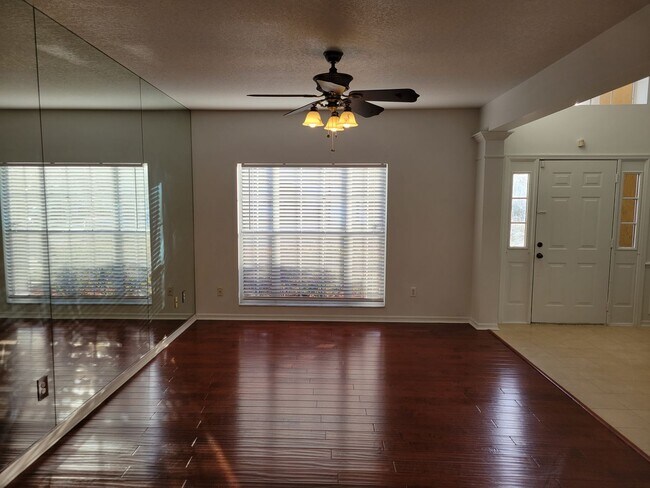 Building Photo - Spacious 4/2.5 Home In Lake Mary