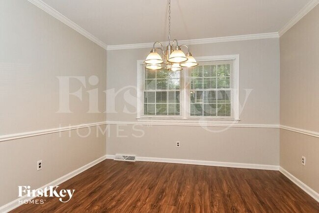 Building Photo - 1705 Clarendon Dr